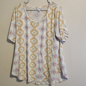 LuLaRoe te shirt.